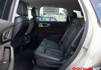Подержанный автомобиль Audi Q7 2015 года (8 фото)