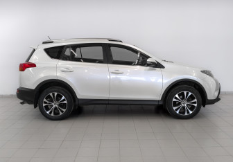Подержанный автомобиль Toyota RAV4 2015 года (5 фото)