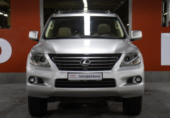 Подержанный автомобиль Lexus LX 2009 года (2 фото)