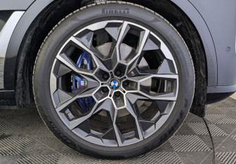 Подержанный автомобиль BMW X7 2025 года (12 фото)