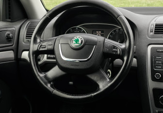 Подержанный автомобиль Skoda Octavia Liftback 2012 года (14 фото)