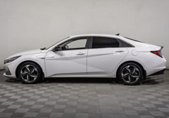Подержанный автомобиль Hyundai Elantra Sedan 2021 года (8 фото)