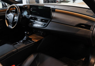 Подержанный автомобиль Lexus ES 2021 года (7 фото)
