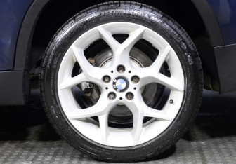 Подержанный автомобиль BMW X1 2013 года (23 фото)