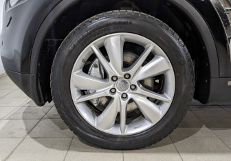 Подержанный автомобиль Infiniti QX70 2014 года (12 фото)