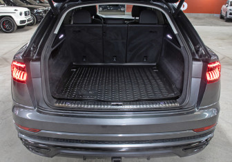 Подержанный автомобиль Audi Q8 2019 года (10 фото)