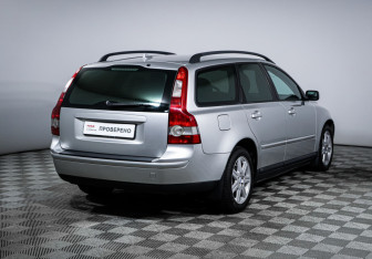 Подержанный автомобиль Volvo V50 2004 года (5 фото)
