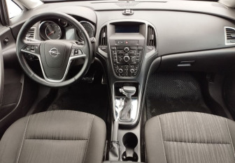 Подержанный автомобиль Opel Astra Hatchback 2010 года (9 фото)