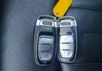 Подержанный автомобиль Audi A8 2014 года (22 фото)