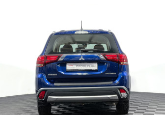 Подержанный автомобиль Mitsubishi Outlander 2015 года (6 фото)