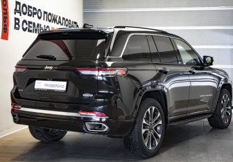 Подержанный автомобиль Jeep Grand Cherokee 2022 года (4 фото)