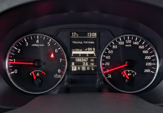 Подержанный автомобиль Nissan X-Trail 2011 года (16 фото)