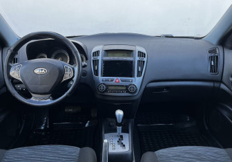 Подержанный автомобиль Kia Ceed Wagon 2008 года (12 фото)
