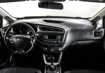 Подержанный автомобиль Kia Ceed Hatchback 2016 года (10 фото)