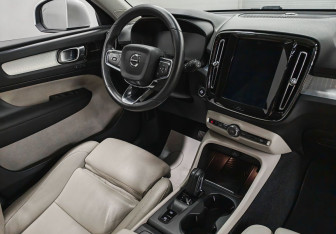 Подержанный автомобиль Volvo XC40 2018 года (10 фото)