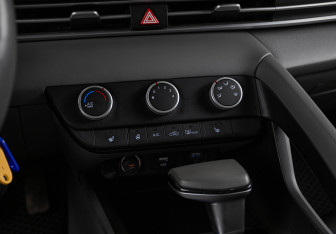 Подержанный автомобиль Hyundai Elantra Sedan 2021 года (14 фото)