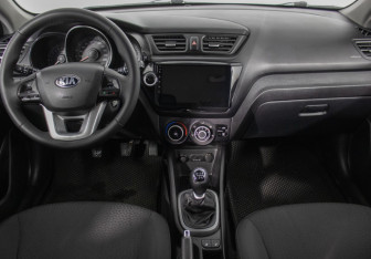 Подержанный автомобиль Kia Rio Hatchback 2013 года (13 фото)