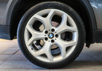 Подержанный автомобиль BMW X5 2016 года (27 фото)