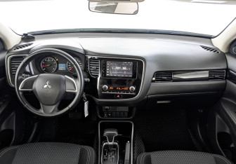 Подержанный автомобиль Mitsubishi Outlander 2021 года (14 фото)