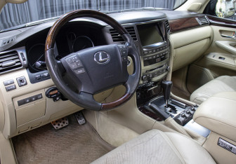 Подержанный автомобиль Lexus LX 2008 года (18 фото)