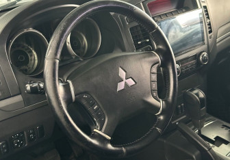 Подержанный автомобиль Mitsubishi Pajero 2011 года (12 фото)