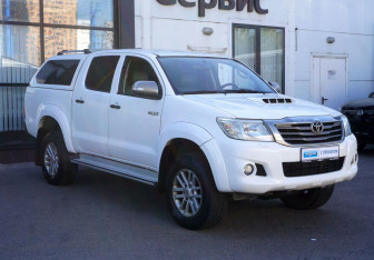 Подержанный автомобиль Toyota Hilux 2013 года (3 фото)