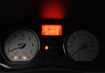 Подержанный автомобиль Renault Sandero 2011 года (12 фото)