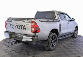 Подержанный автомобиль Toyota Hilux 2022 года (5 фото)
