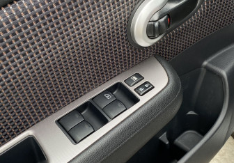 Подержанный автомобиль Nissan Tiida Hatchback 2010 года (19 фото)
