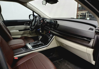 Подержанный автомобиль Kia Carnival 2021 года (24 фото)