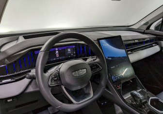 Подержанный автомобиль Geely Atlas 2024 года (13 фото)
