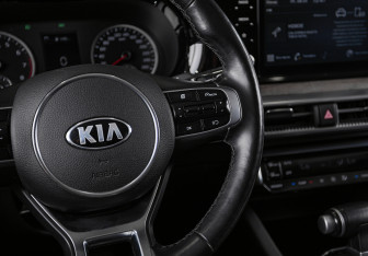 Подержанный автомобиль Kia K5 2020 года (14 фото)