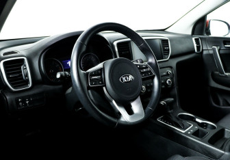 Подержанный автомобиль Kia Sportage 2020 года (9 фото)