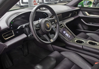 Подержанный автомобиль Porsche Taycan 2022 года (16 фото)