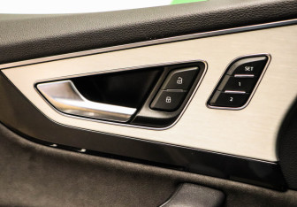 Подержанный автомобиль Audi Q7 2015 года (25 фото)