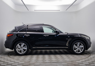 Подержанный автомобиль Infiniti QX70 2016 года (4 фото)