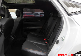 Подержанный автомобиль Changan UNI-V 2023 года (8 фото)