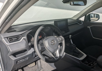 Подержанный автомобиль Toyota RAV4 2021 года (15 фото)