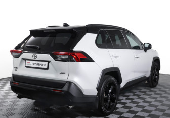 Подержанный автомобиль Toyota RAV4 2021 года (5 фото)