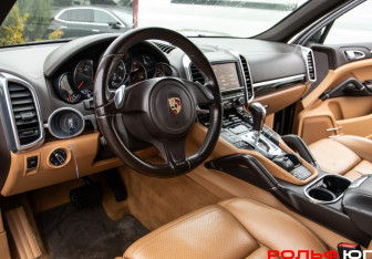 Подержанный автомобиль Porsche Cayenne 2014 года (21 фото)
