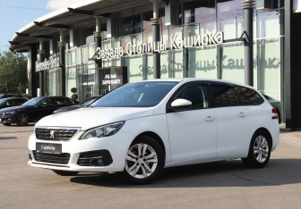 Подержанный автомобиль Peugeot 308 Wagon 2018 года (18 фото)