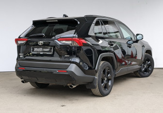 Подержанный автомобиль Toyota RAV4 2022 года (3 фото)
