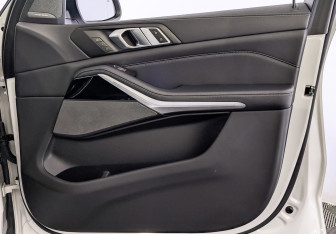 Подержанный автомобиль BMW X7 2023 года (25 фото)