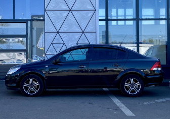 Подержанный автомобиль Opel Astra Sedan 2012 года (8 фото)