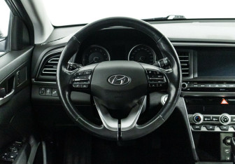 Подержанный автомобиль Hyundai Elantra Sedan 2019 года (12 фото)