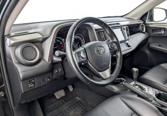 Подержанный автомобиль Toyota RAV4 2019 года (16 фото)