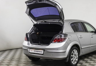 Подержанный автомобиль Opel Astra Sedan 2013 года (16 фото)