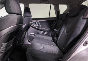 Подержанный автомобиль Toyota RAV4 2011 года (10 фото)