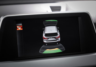 Подержанный автомобиль BMW X1 2015 года (18 фото)