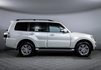 Подержанный автомобиль Mitsubishi Pajero 2015 года (4 фото)